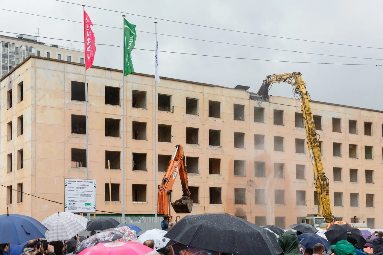 22 июля начался снос первой хрущевки по программе реновации в Санкт- Петербурге